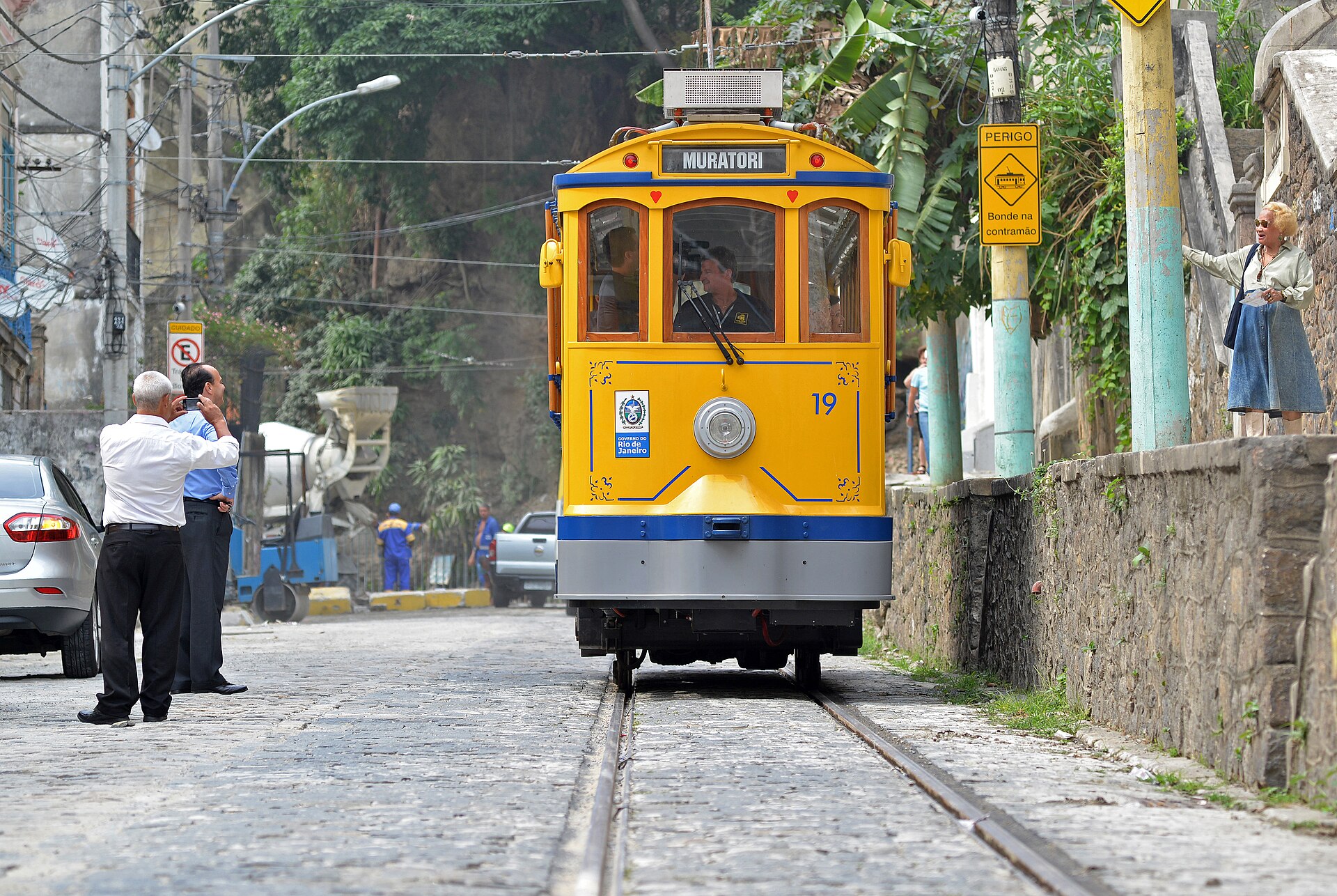 O bondinho amarelo de Santa Teresa nas ruas de paralelepípedo do bairro